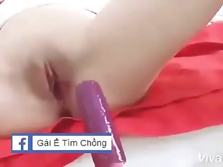 Em chinh thanh hó_a thí_ch ăn kem chuối